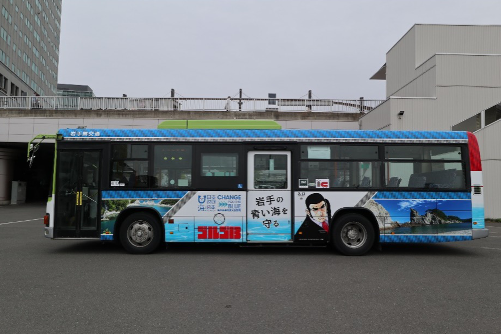 CFB×ゴルゴ13 特別ラッピングバス
