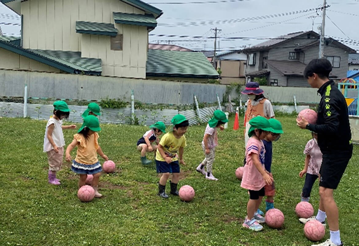 勉強会のあとは外でサッカー教室