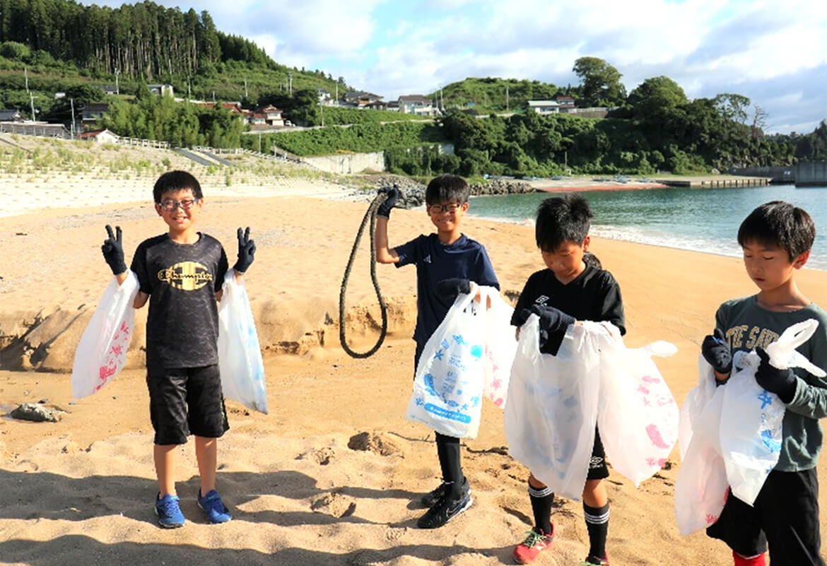 綺麗な浜でもごみを見つける