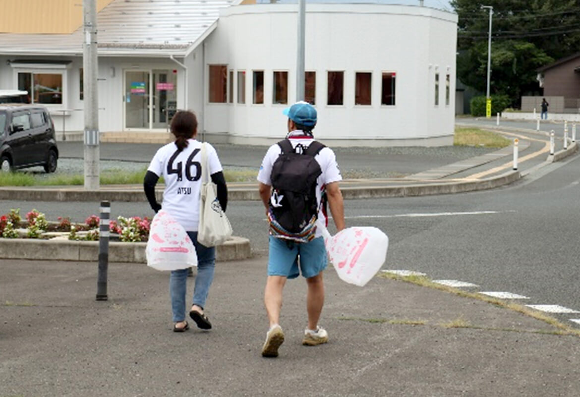 スタジアムまでの道でごみ探し