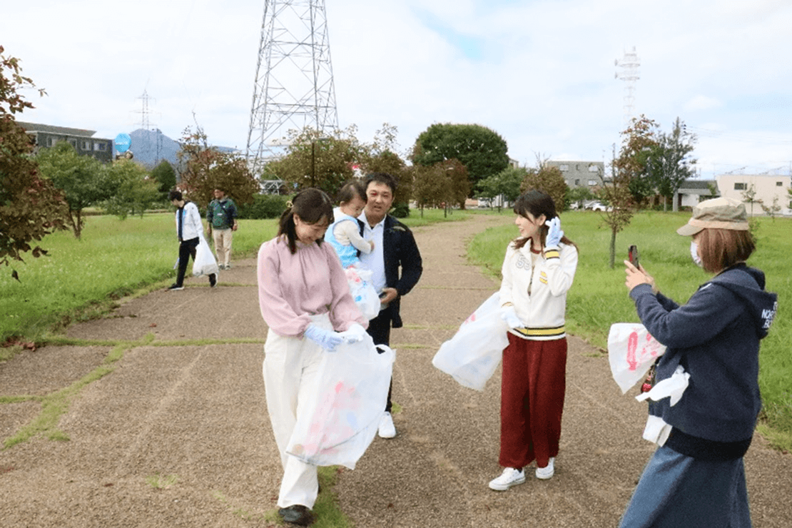 アナウンサー陣も一緒にごみ拾い