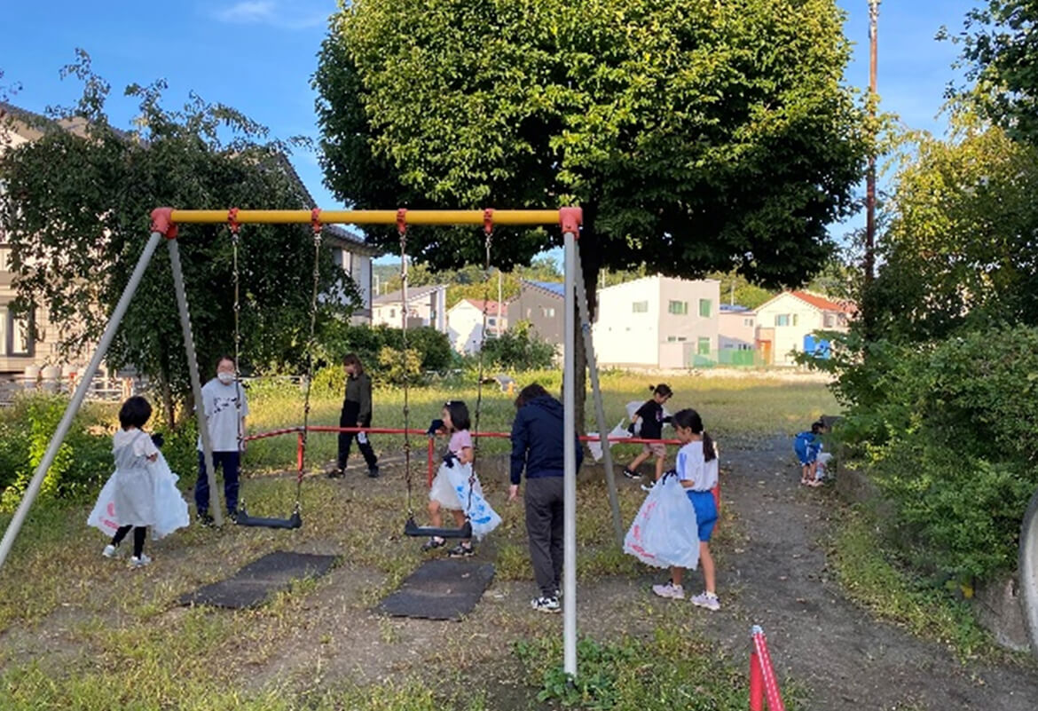 ひのき子供会（1年から2年生）は近くの公園でごみ拾い